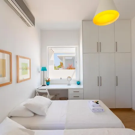 Beachfront Alia Vilă *